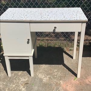 I’m selling a desk that has two drawers.